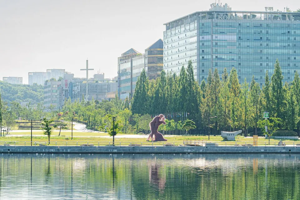 一山湖水公園 — 湖泊、公園雕像與都市建築（2025年8月）