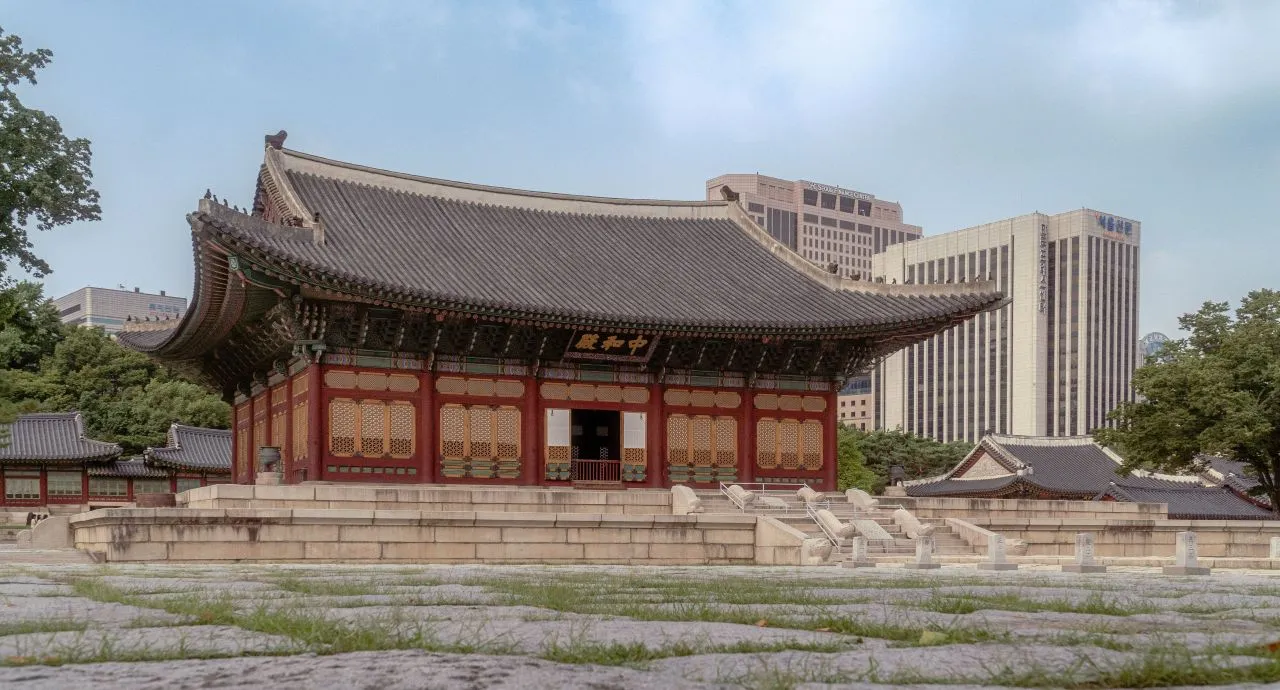 德壽宮 — 以市中心大樓為背景的中和殿（2023年8月）（照片：韓國觀光公社觀光照片庫・攝影 임태진・公共授權第1類）