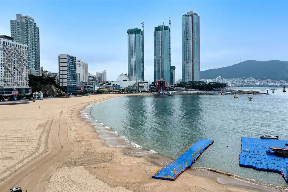 釜山松島海水浴場 — 松島海灘彎曲的海岸線與高層大樓（2021年6月）