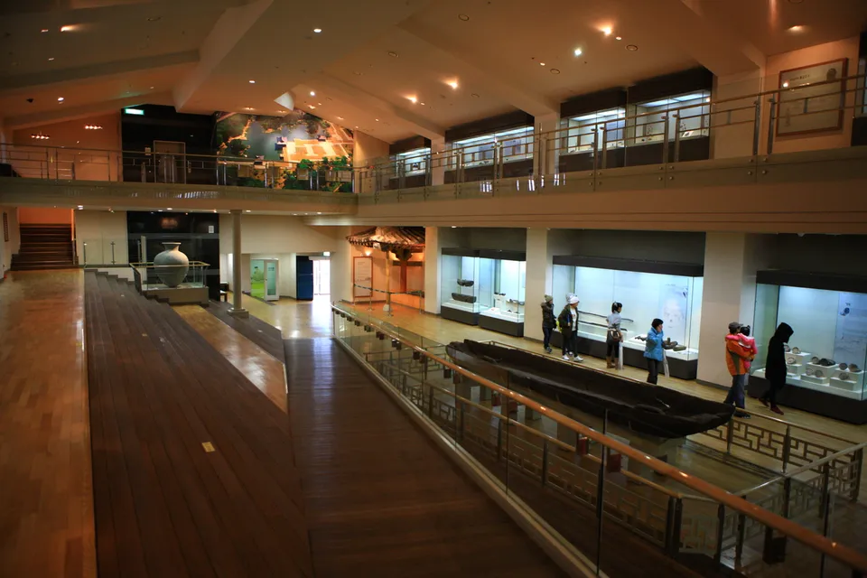 國立慶州博物館 — 博物館內部展示空間與參觀者（2010年2月）