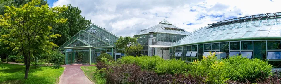 江原特別自治道立花木園（강원특별자치도립화목원）— 綠意盎然的庭園中的玻璃溫室建築全景（2022年7月）
