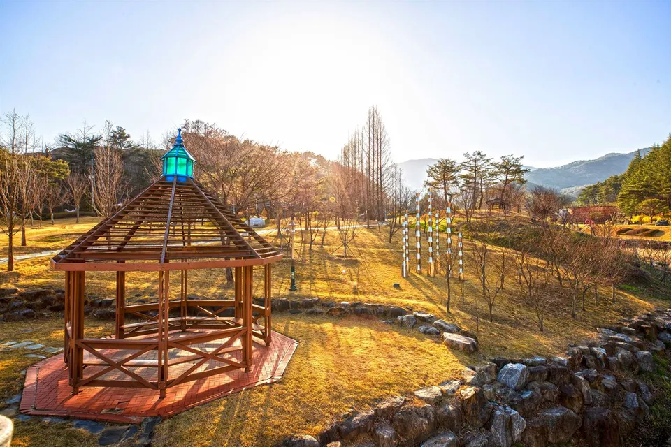 直指文化公園 — 有涼亭與造型物的公園庭園（2021年3月）