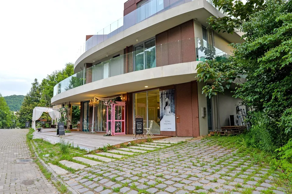 헤이리 예술마을 — 곡선형 건물과 야외 테라스 (2021년 7월)