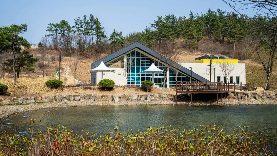 三國遺事主題公園 — 池塘前的展覽館建築（2025年3月）