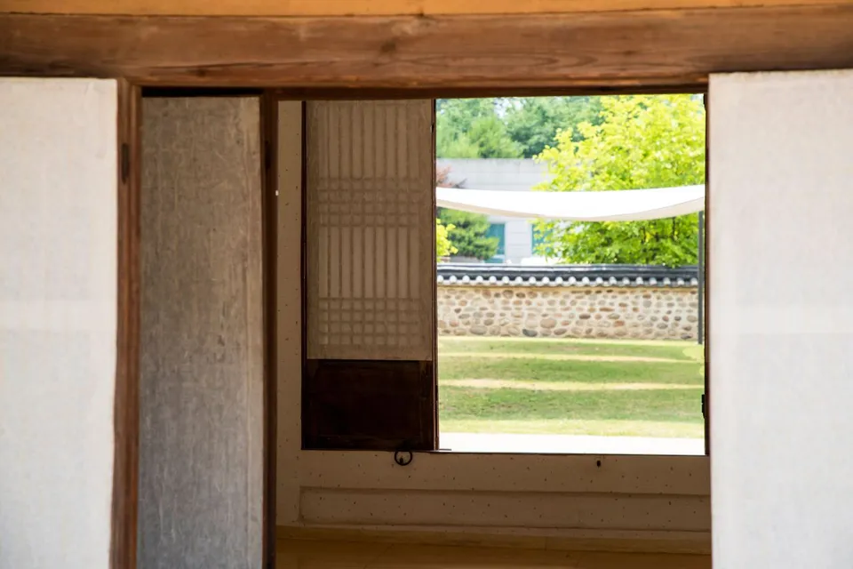 丁若鏞遺址 — 從韓屋窗戶望見的庭園與石牆（2022年6月）