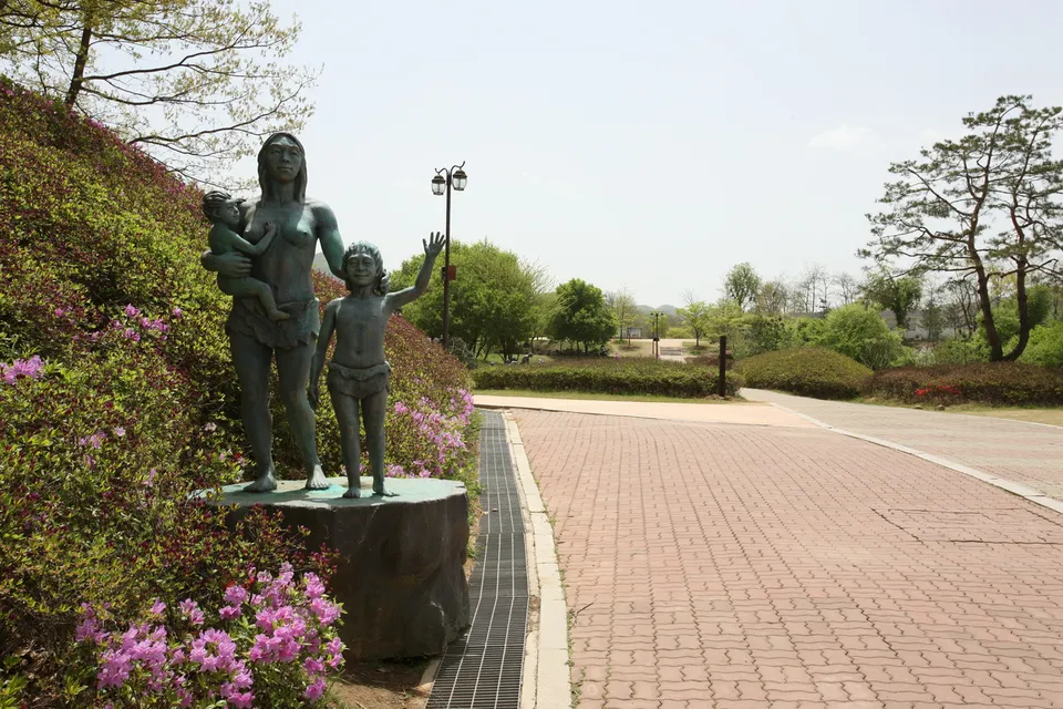 全谷里史前遺址 — 史前時代家庭雕像與公園步道（2010年5月）