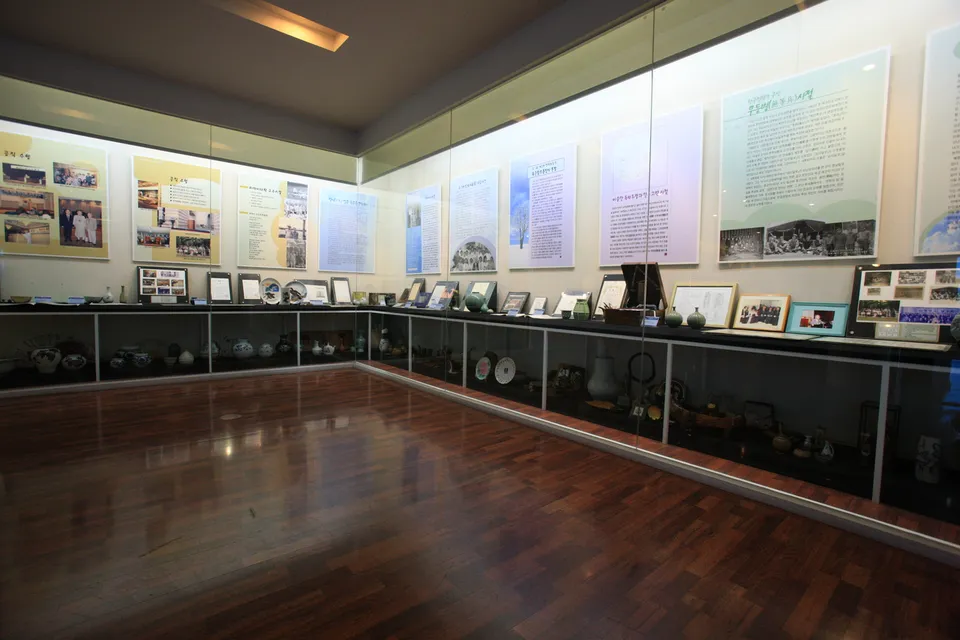 具常文學館 — 展示文學資料與館藏品的具常文學館展覽室（2010年5月）