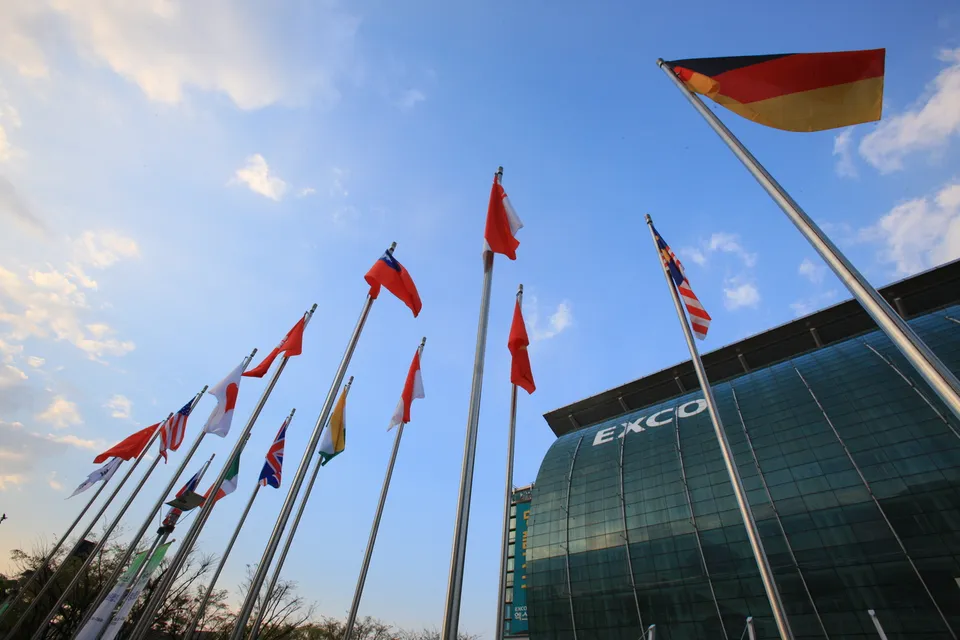 大邱展覽會議中心（EXCO） — EXCO建築與多個國家的國旗（2010年4月）
