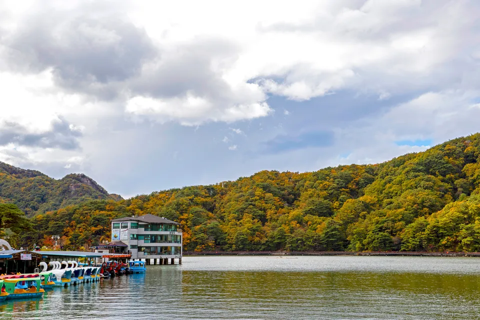 山井湖 — 以紅葉山巒為背景的山井湖與碼頭（2018年10月）