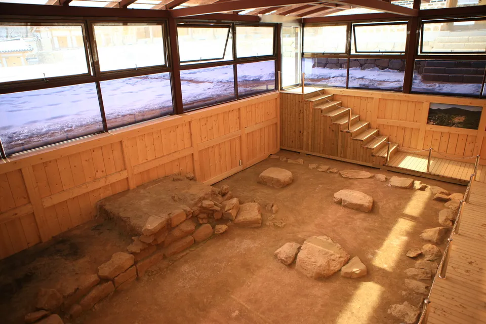 南漢山城行宮 — 復原展示館內的石砌遺構（2011年1月）