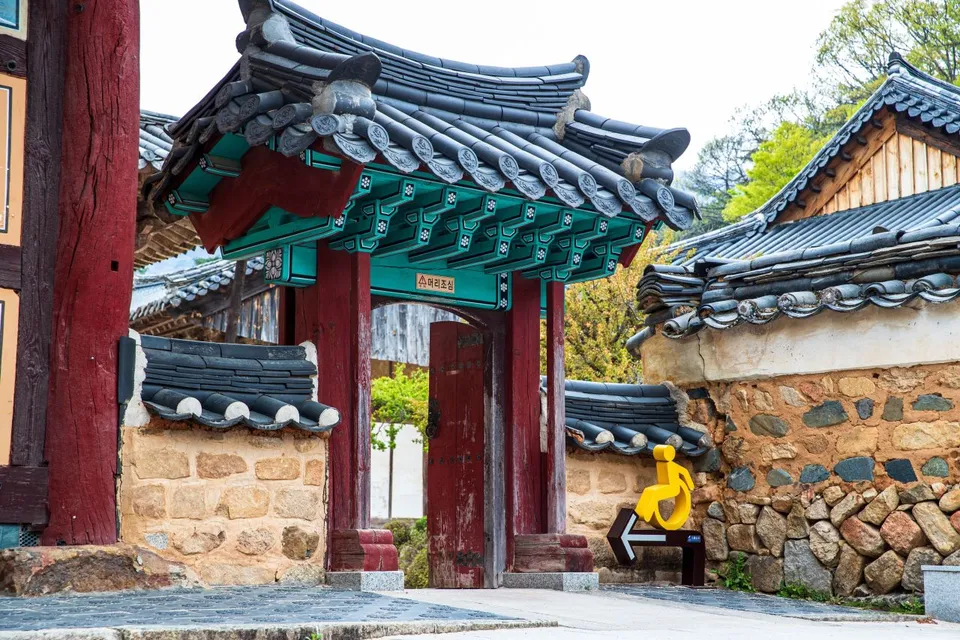 梁山通度寺 — 通度寺傳統瓦門與石牆（2022年4月）