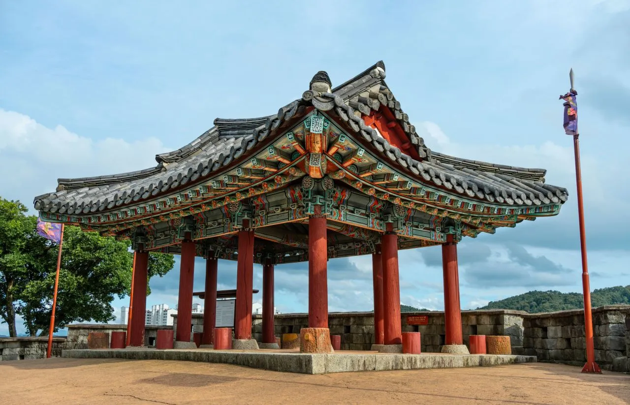 晉州城 — 晉州城西將臺與城郭景觀（2024年7月）（照片：韓國觀光公社觀光照片庫・攝影 송희재・公共授權第1類）