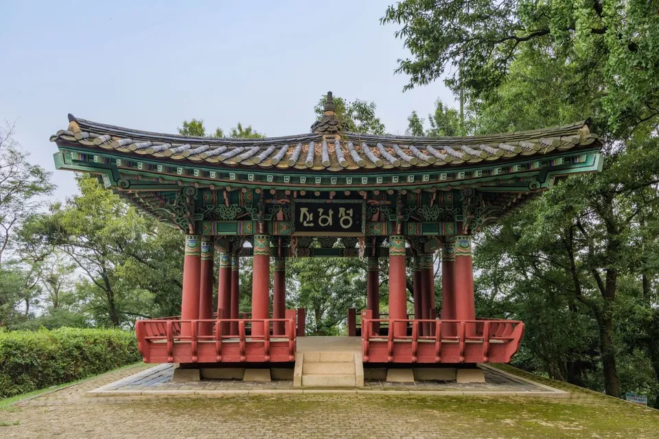 行舟山城一帶 — 行舟山城鎮江亭全景（2024年7月）