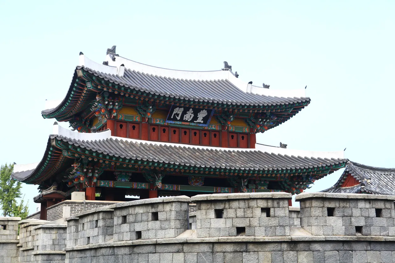 풍남문 — 풍남문 누각과 성벽 근접 전경 (2016년 10월) (사진: 한국관광공사 관광사진 갤러리 · 촬영 한국관광공사 이범수 · 공공누리 제1유형)