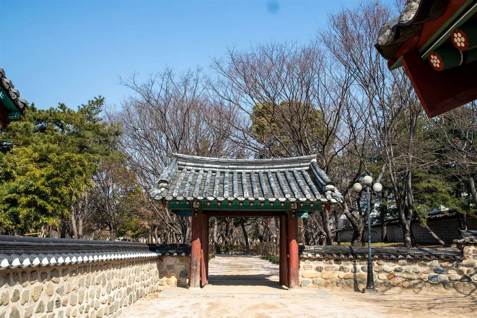金海首露王陵 — 古樹間的傳統韓屋門與石牆（2020年2月）