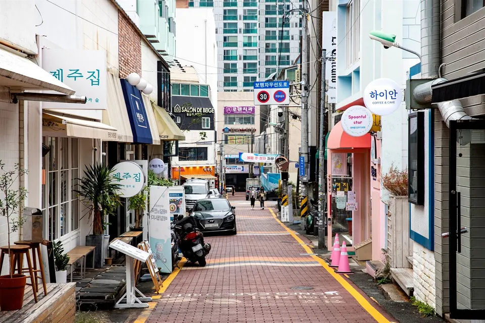 田浦咖啡街 — 商店與咖啡館相連的街景（2020年10月）