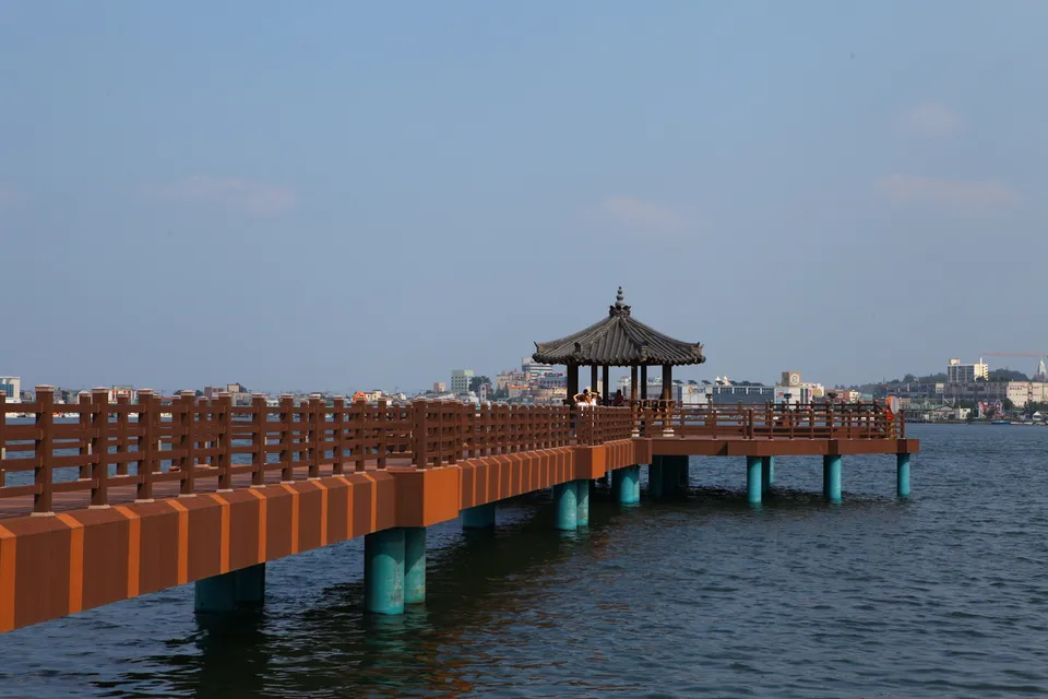 青草湖 — 青草湖上的木造步道橋與涼亭（2015年8月）