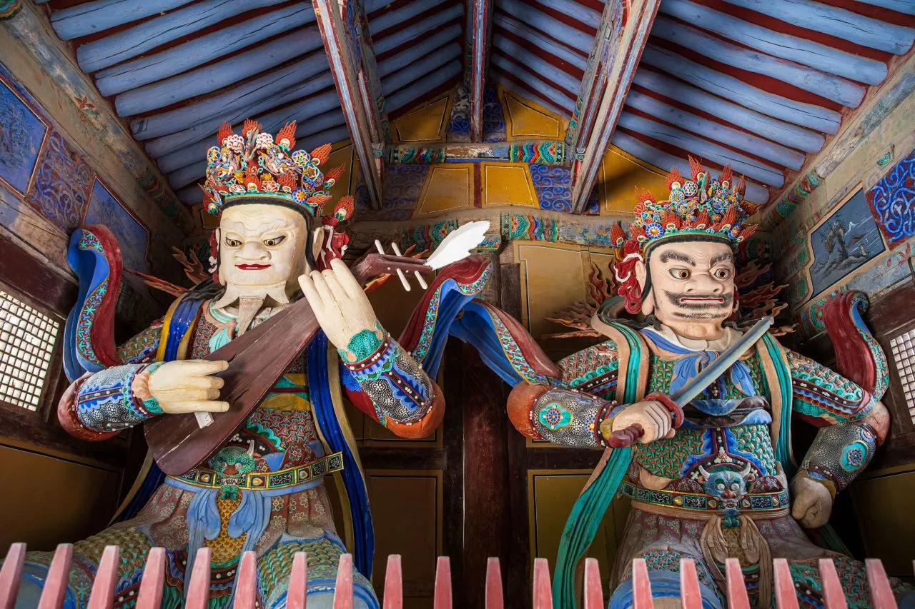 梁山通度寺 — 兩尊四天王像與華麗的丹青彩繪（2022年4月）（照片：韓國觀光公社觀光照片庫・攝影 한국관광공사 김지호・公共授權第1類）