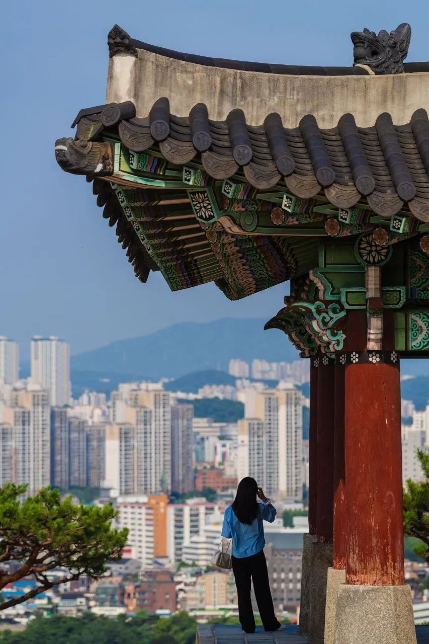 水原華城 — 水原華城傳統樓閣的屋頂與市區景觀（2024年6月）（照片：韓國觀光公社觀光照片庫・攝影 김주원・公共授權第1類）
