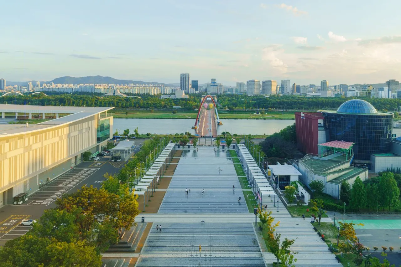 世博科學公園 — 世博科學公園與世博大橋全景(2024年9月)(照片:韓國觀光公社觀光照片庫・攝影 강윤구・公共授權第1類)