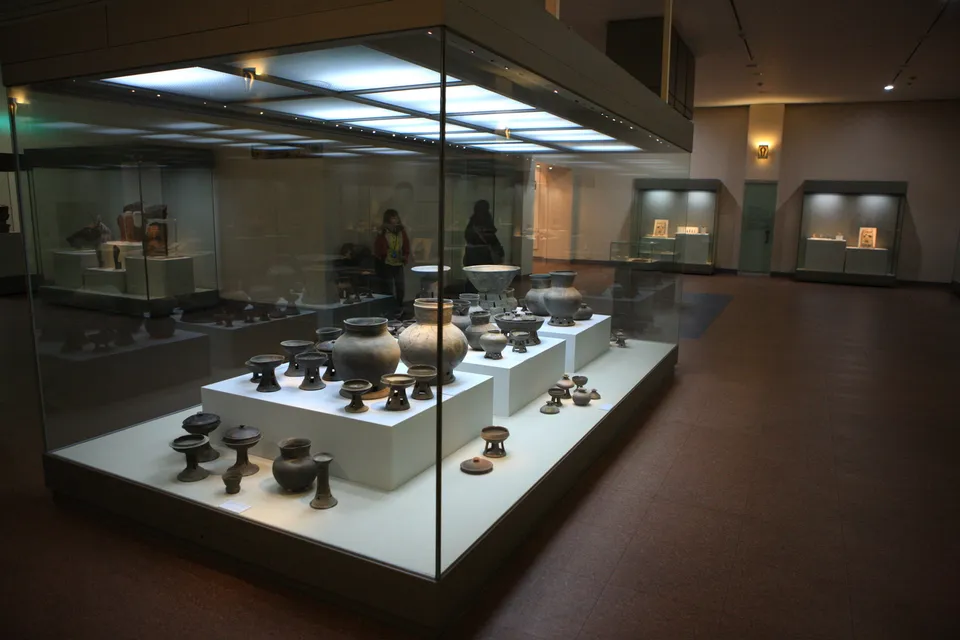 國立慶州博物館 — 博物館內部文物展廳與陶瓷器展示（2010年2月）