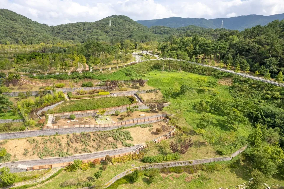 해운대수목원 — 산자락을 배경으로 한 계단식 정원 전경 (2021년)