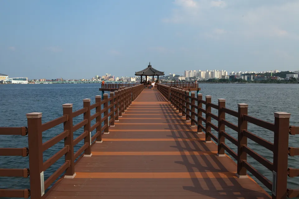 青草湖 — 青草湖公園湖上的涼亭與木橋（2015年8月）