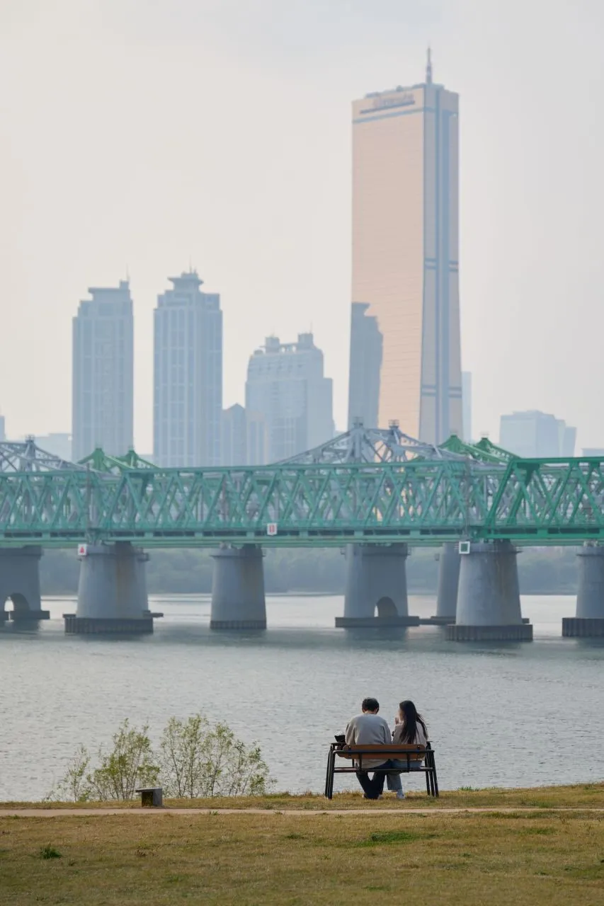 노들섬 — 漢江與鐵橋、都市高層大樓風景（2023年10月）（照片：韓國觀光公社觀光照片庫・攝影 김민수・公共授權第1類）