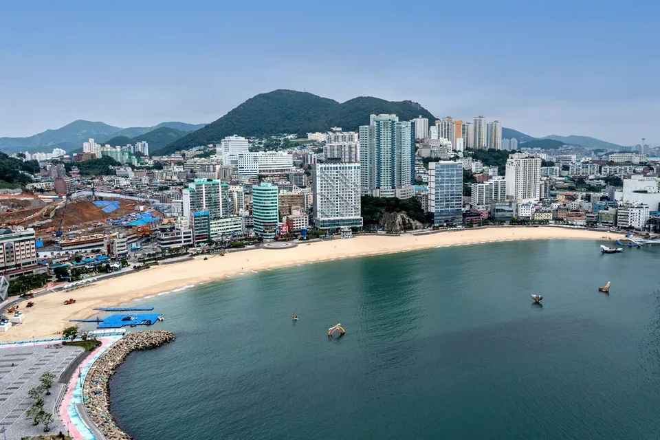 釜山松島海水浴場 — 松島海水浴場與海岸城市全景（2021年6月）