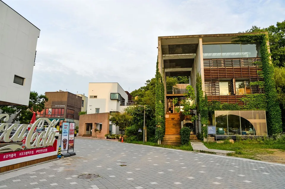 헤이리 예술마을 — 덩굴식물로 꾸민 현대식 건물과 보도 (2021년 7월)