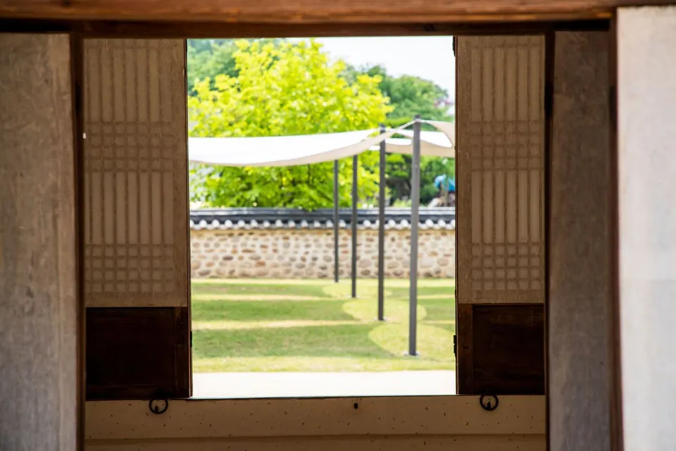 丁若鏞遺址 — 韓屋門外的石牆與草坪庭院（2022年6月）