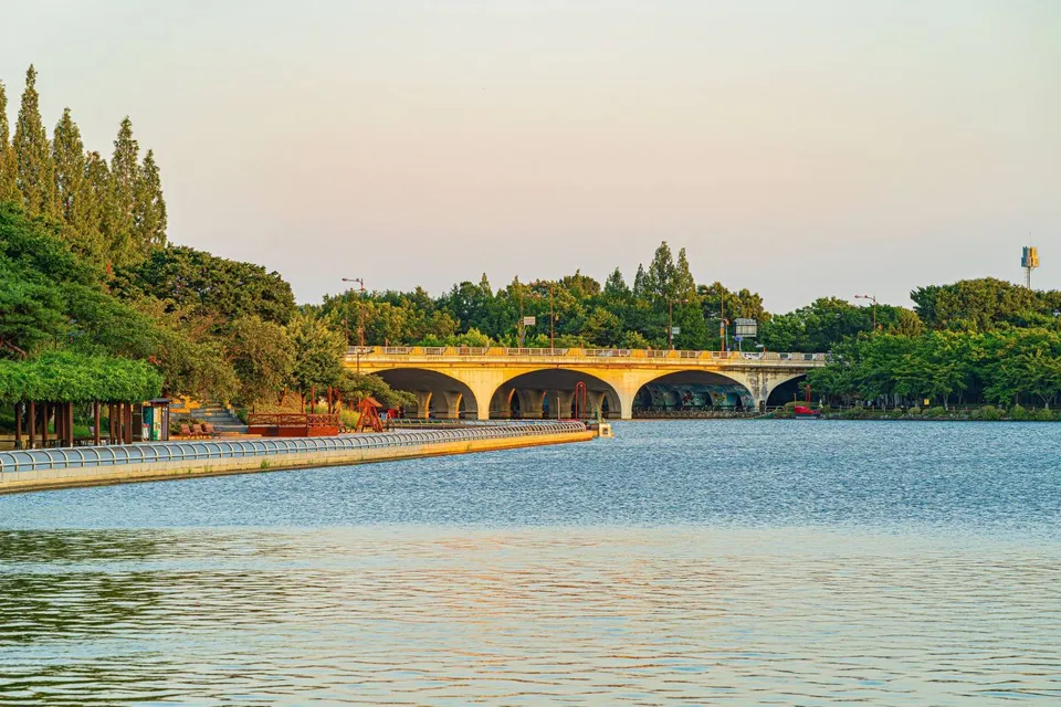 一山湖水公園 — 湖泊、步道與拱形橋的風景（2025年8月）
