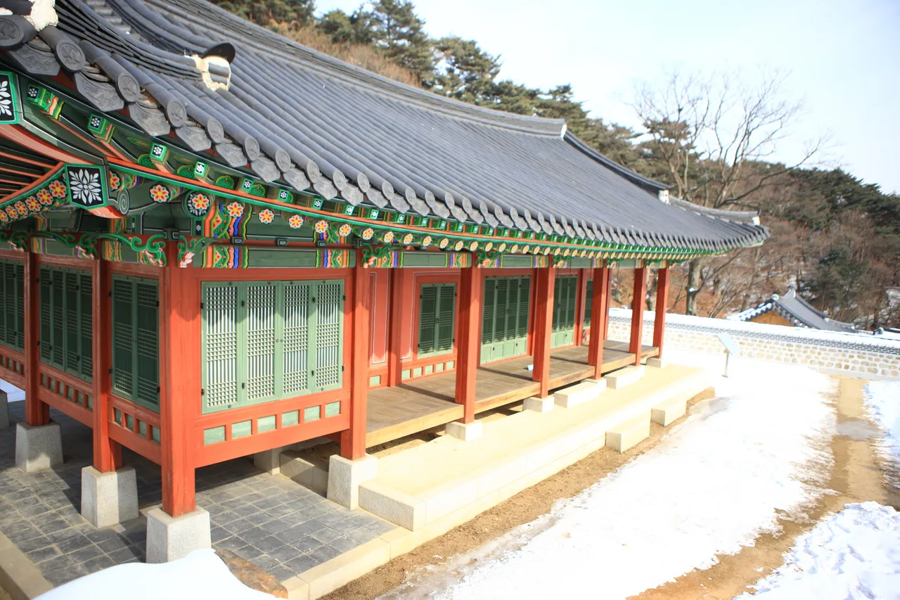 南漢山城行宮 — 白雪覆蓋的傳統宮殿建築與丹青（2011年1月）（照片：韓國觀光公社觀光照片庫・攝影 한국관광공사 김지호・公共授權第1類）