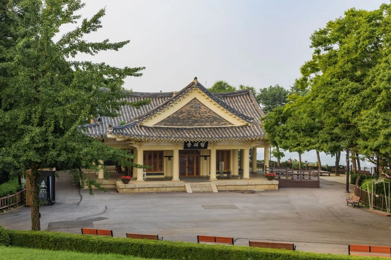 行舟山城一帶 — 坐落於樹木間的忠義亭全景（2024年7月）（照片：韓國觀光公社觀光照片庫・攝影 안영관・公共授權第1類）