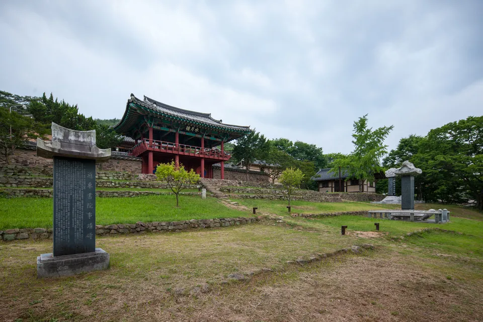 道東書院 — 道東書院水月樓與石碑全景（2014年6月）