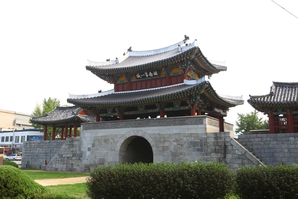 풍남문 — 아치형 성문을 갖춘 풍남문 정면 (2016년 10월)