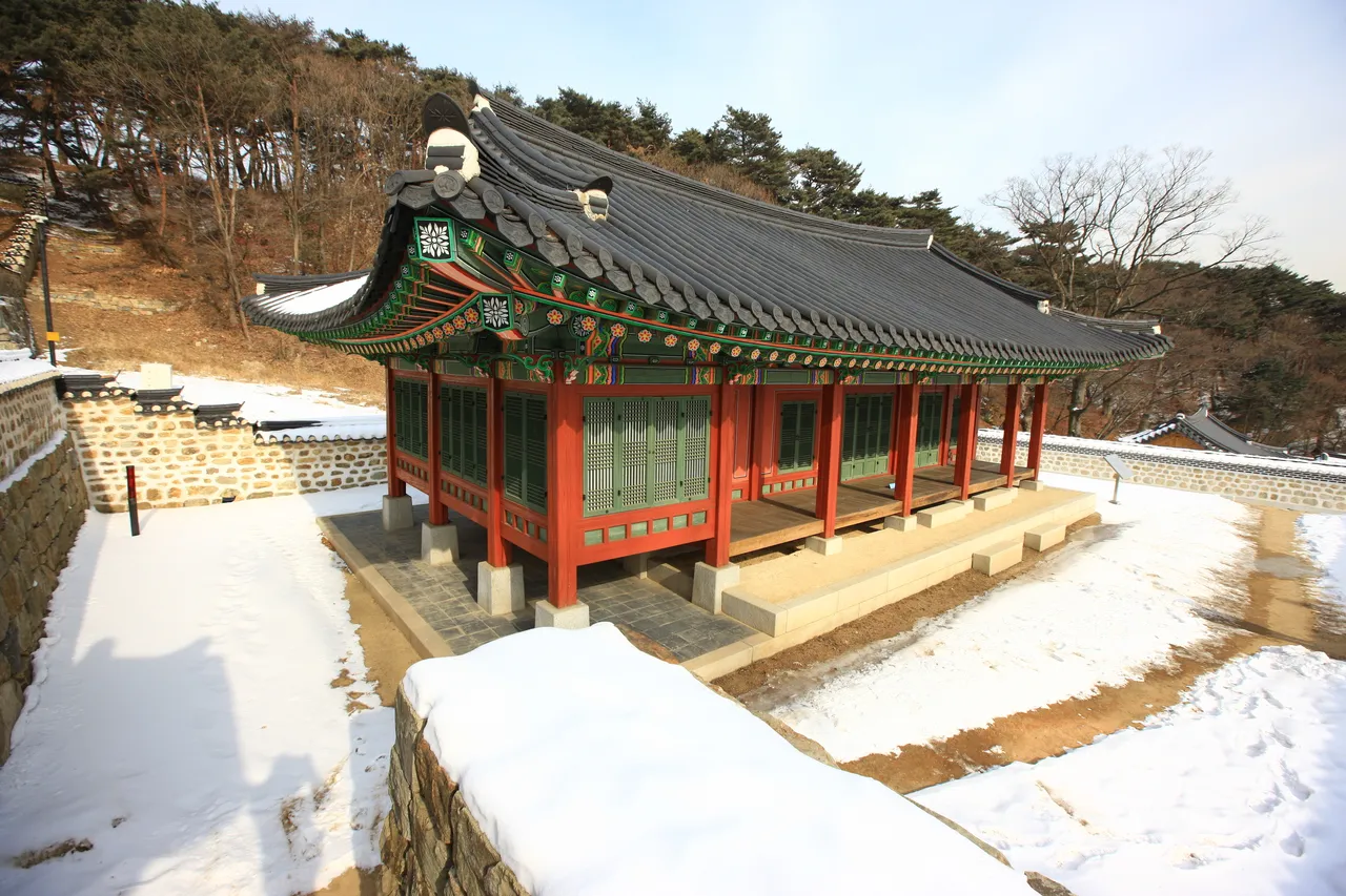 南漢山城行宮 — 白雪環繞的傳統韓屋建築（2011年1月）（照片：韓國觀光公社觀光照片庫・攝影 한국관광공사 김지호・公共授權第1類）