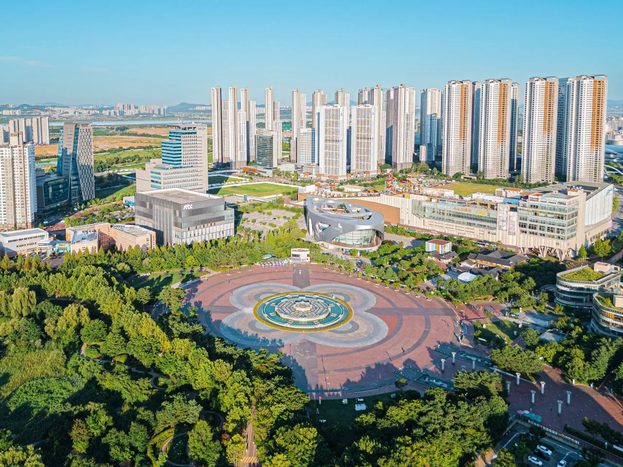 一山湖水公園 — 都市高層公寓與公園廣場的空拍風景（2025年8月）（照片：韓國觀光公社觀光照片庫・攝影 김지연・公共授權第1類）