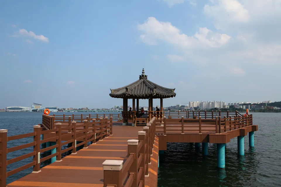 青草湖 — 青草湖上的傳統涼亭與觀景台（2015年8月）