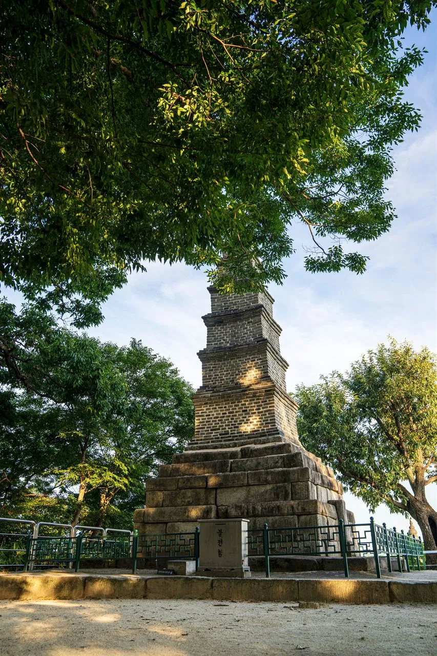 驪州神勒寺 — 從樹木間望見的驪州神勒寺多層磚塔（2021年10月）