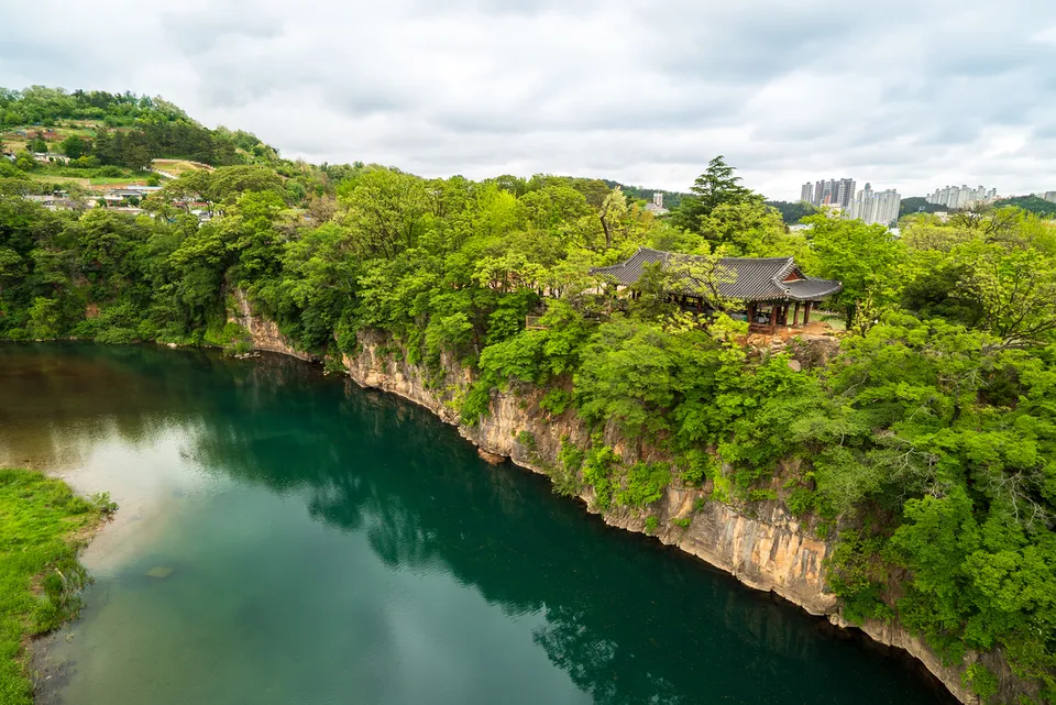 죽서루 — 오십천과 절벽 위 죽서루 항공 전경 (2018년 5월)