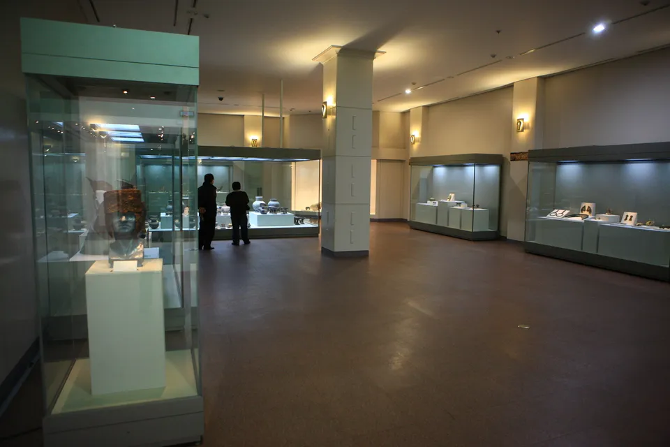 國立慶州博物館 — 博物館內部展廳與文物展示櫃（2010年2月）