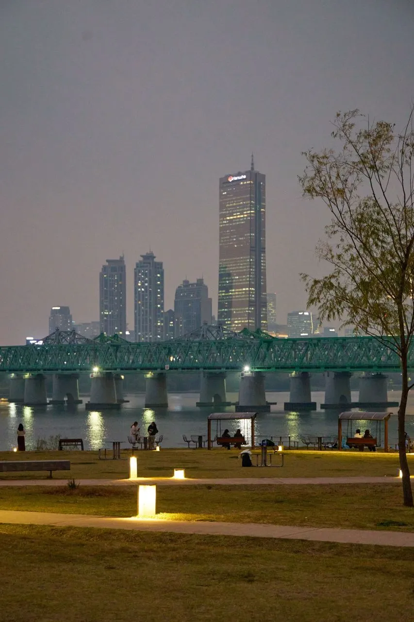 노들섬 — 夜間漢江邊公園與鐵橋、高層大樓（2023年10月）（照片：韓國觀光公社觀光照片庫・攝影 김민수・公共授權第1類）