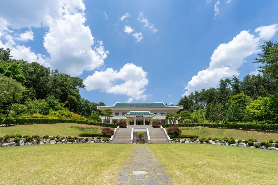 청남대 — 잔디밭 너머 청남대 본관 전경 (2024년 6월)