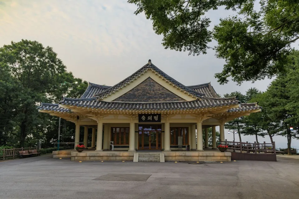 行舟山城一帶 — 從正面望見的忠義亭韓屋建築（2024年7月）