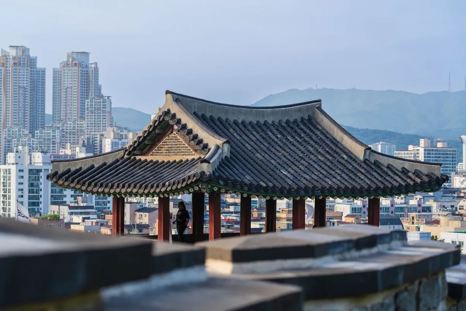 水原華城 — 水原華城的傳統樓閣與城牆，以及山景和市區全景（2024年6月）