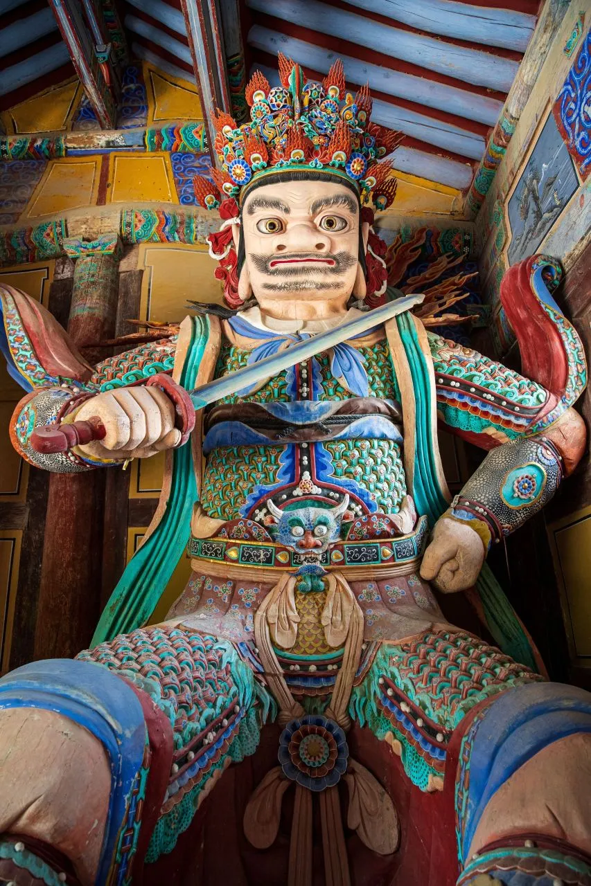 梁山通度寺 — 手持寶劍的四天王像正面（2022年4月）（照片：韓國觀光公社觀光照片庫・攝影 한국관광공사 김지호・公共授權第1類）