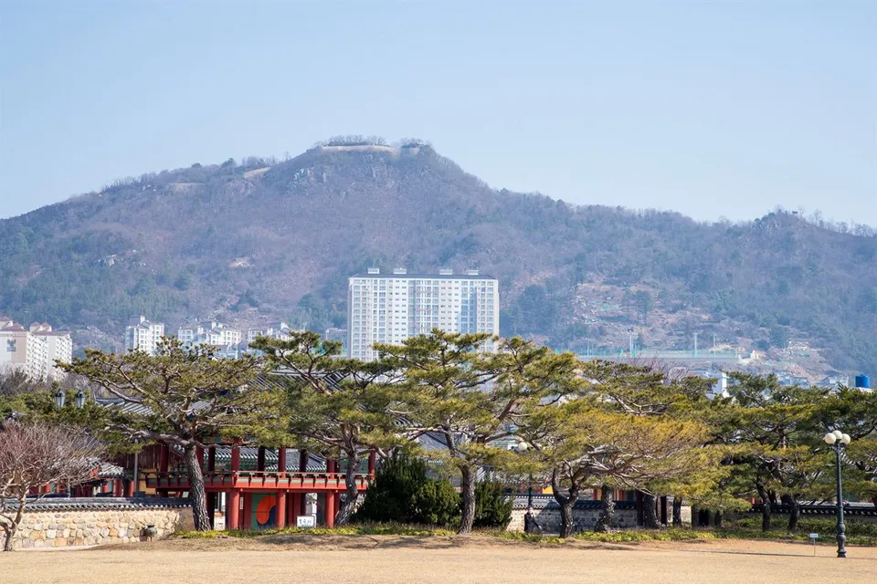 金海首露王陵 — 以松樹庭園與山景為背景的傳統建築（2020年2月）
