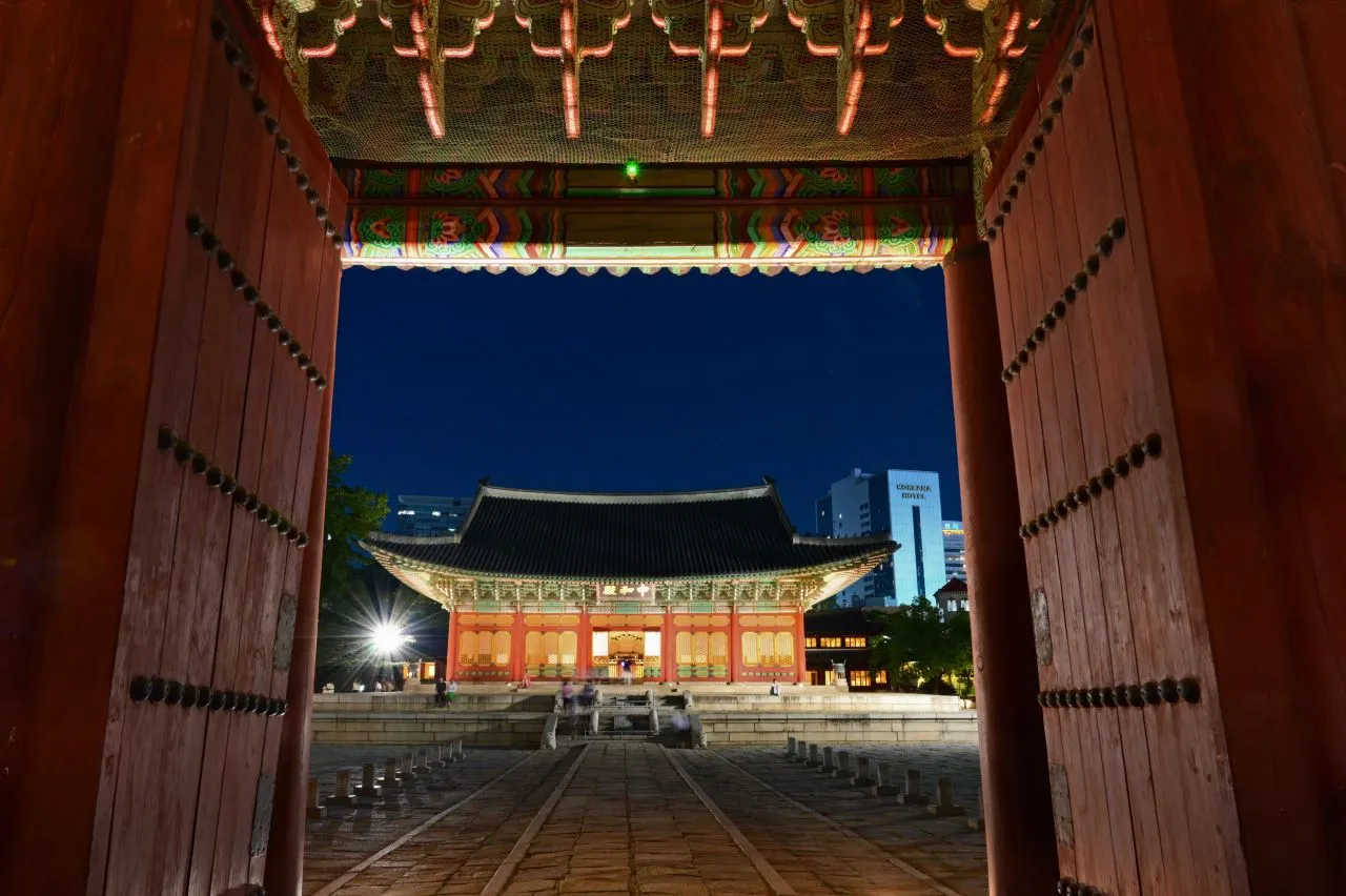 德壽宮 — 越過中和門眺望的中和殿夜景（2023年7月）（照片：韓國觀光公社觀光照片庫・攝影 김효서・公共授權第1類）