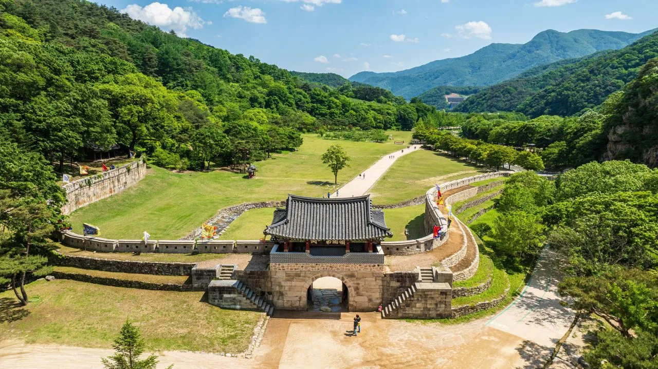 聞慶鳥嶺道立公園 — 俯瞰城牆關門與步道的空拍全景(2024年5月)(照片:韓國觀光公社觀光照片庫・攝影 한국관광공사 김지호・公共授權第1類)